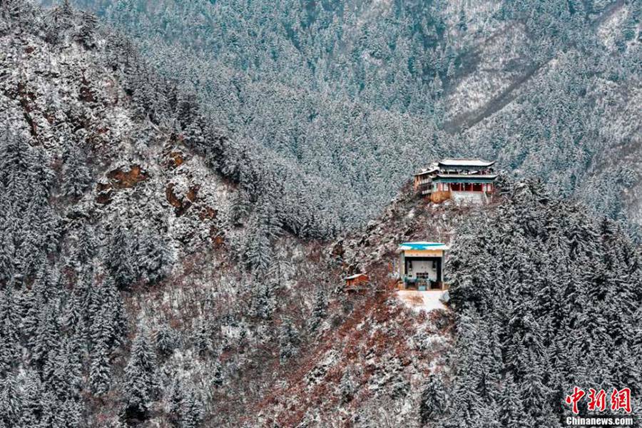 山の木々は雪化粧に覆われ、小川には雪解け水が流れている興隆山（撮影・魏濤）。