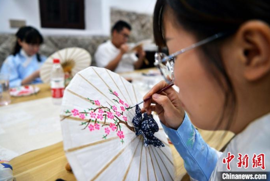 「油紙傘」作りを学ぶ海峡両岸の学生　福建省福州
