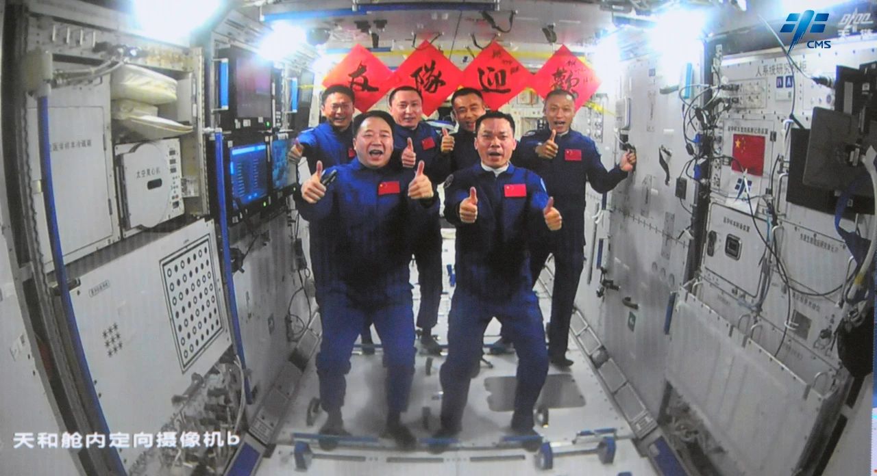 神舟16号と17号の乗組員の集合写真。画像提供は中国有人宇宙事業弁公室