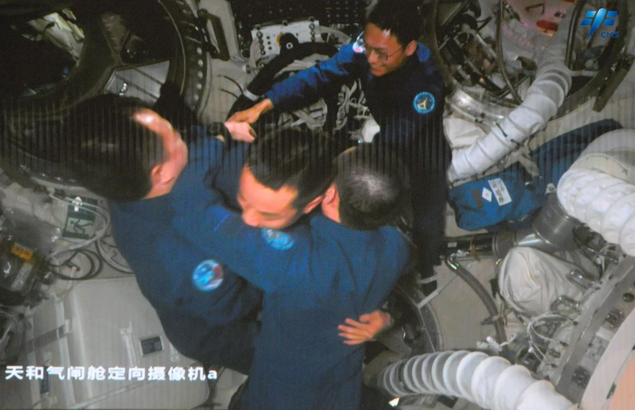 順調に宇宙ステーションに入る神舟17号の乗組員。画像提供は中国有人宇宙事業弁公室