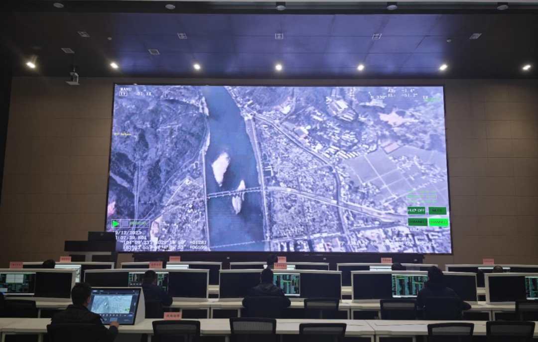 「翼竜−2H」緊急災害救助型ドローンのEO画面が指揮センターの大画面ディスプレイに伝送