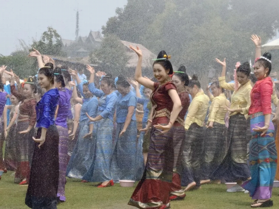 雲南省の「水かけ祭り」。（写真提供は中央テレビニュース）