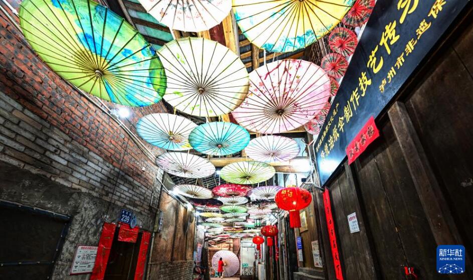 無形文化遺産の「油紙傘」で所得増加目指す四川省瀘州市江陽区