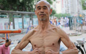 北京の65歳男性が15年の鉄棒トレーニングで筋骨隆々