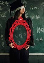 福州の大学生の「奇妙な卒業写真」 卒業に伴う迷いや困惑を表現