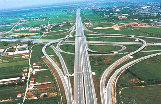 　西安、延安、楡林、安康、漢中のいずれにも空港があり、西安咸陽国際空港が西北地区最大の空港である。