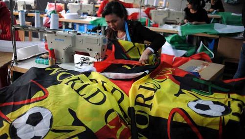 中国の工場でサッカー2014ブラジルW杯の参加国の国旗製造