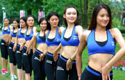 中国女子ボディビルチームの野外トレーニング風景