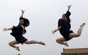 大学生が天安門広場で「はだしで空を飛ぶ」卒業写真を撮影