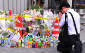 東京で自動車事故で亡くなった中国人女性を悼む市民