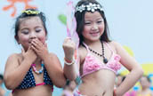 浙江省のある幼稚園で卒園式　可愛らしい水着ショー