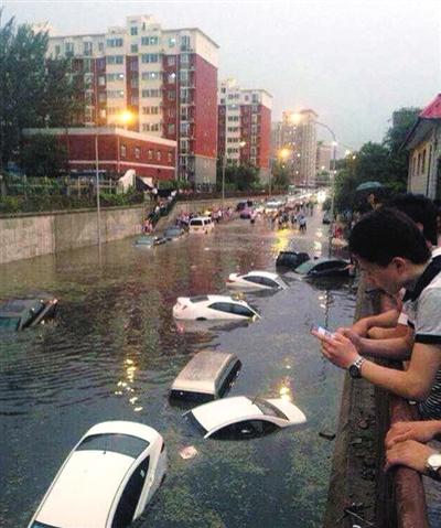 北京で猛烈な雨 铁道桥下で2メートル冠水、车