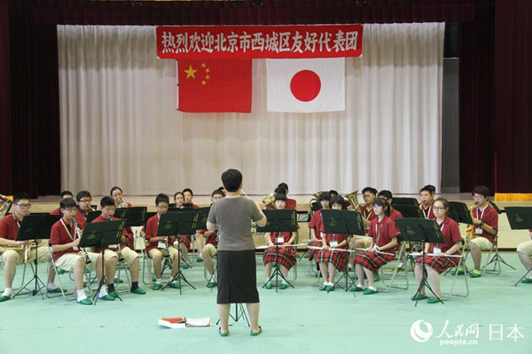 北京市鉄路第二中学の生徒が管弦楽を演奏