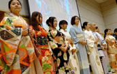 中国の青年が日本の伝統的な和服を体験