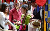 チベット観光　民族色豊かなアクセサリーが人気