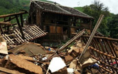 雲南魯甸地震　震源地で唯一倒壊を免れた木造建築物