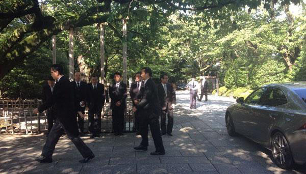 安倍内閣の総務大臣と国家公安委員長が靖国神社を参拝