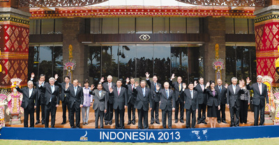 習主席東南アジア歴訪　習近平国家主席はインドネシア共和国のユドヨノ大統領、マレーシアのアブドゥル・ハリム国王の招待に応じ、10月2日から8日にかけ両国を公式訪問し、インドネシア・バリ島で行われるAPEC第21回非公式首脳会議に出席する。