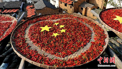 中国のおばさん、国慶節を祝うため「唐辛子」製国旗を作成