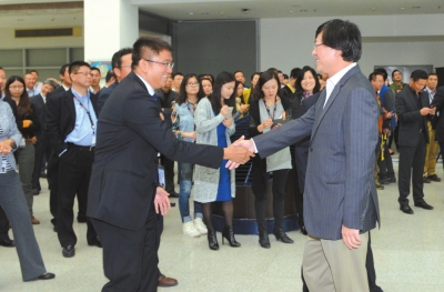 聯想の楊元慶最高経営責任者（CEO、右）がIBMのx86事業中国エリアチームの葉明責任者を迎え入れる様子。