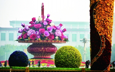 APEC歓迎　天安門広場のメイン花壇、冬の花に交換