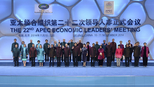習近平夫妻、APEC各指導者夫妻と記念写真撮影