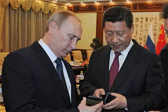 プーチン大統領、習主席にロシア製スマホをプレゼント
