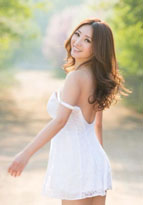 柳岩　花の海での白いドレスの美しい写真