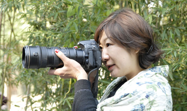 第6回カメラマン・佐渡多真子さん「日中間のイメージのギャップを写真で埋めていきたい」　第6回目に登場するのは、初の北京在住日本人フリーカメラマンとして長きにわたり、第一線で活躍し続けてきた佐渡多真子さん。佐渡多真子さんの作品は、情緒的で美しい広告写真や人物そのものを映し出すインタビュー写真、AP通信社での女性の視点を活かしたニュース写真、表情豊かなパンダやロバといった動物の写真にいたるまで、非常に多種多彩だ。[日本語版]  [中国語版]  [動画]