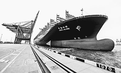 中海環球号が天津港太平洋国際コンテナ埠頭に停泊している様子。