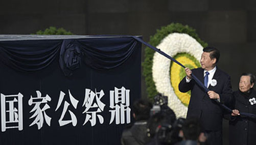 習主席　南京大虐殺の生存者代表と追悼の鼎の除幕式