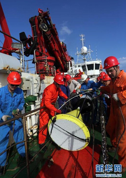 「沈積物捕獲器」の投入に備える海洋調査船「科学号」の船員。