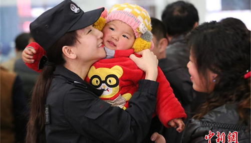 「春運」を支える女子特殊警察隊