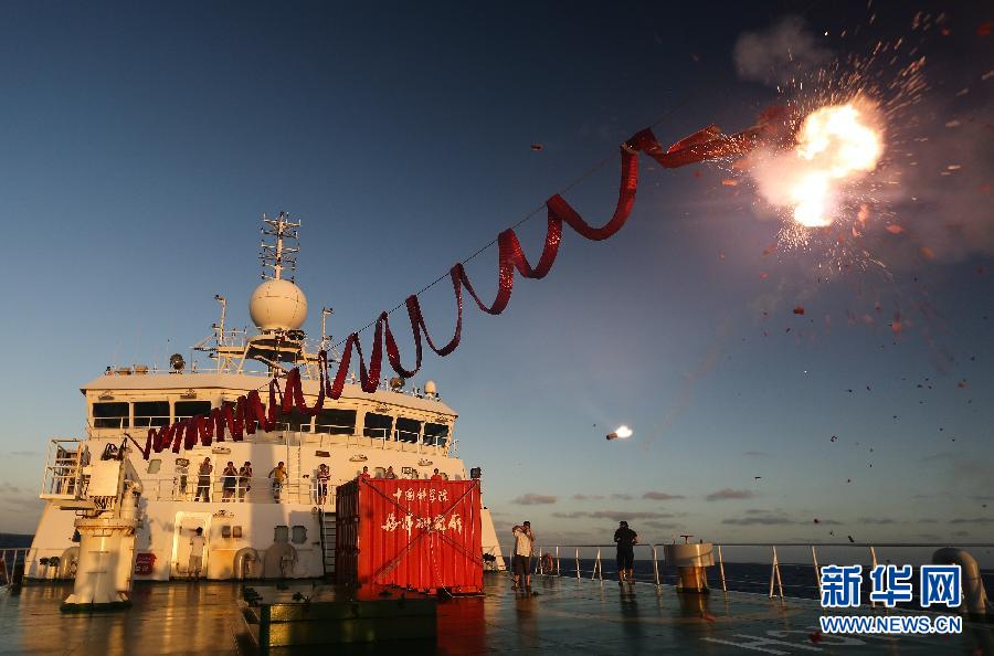 科学号の帰港中、船員が前甲板で爆竹を鳴らし、元宵節と科学調査の終了を祝った。