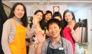 第11回「『食育』で結ぶ中日の絆」　伊藤征树さん　「食育」という言葉が生まれて1世紀以上が経ち、今や安心・安全・健康な食生活は人々の暮らしと切っても切れない関係にある。2009年から北京で料理教室ロイヤルクイーンを開講する伊藤征樹さんは、健康的な料理を求めて日本料理に辿り着く中国人も多いと言う。今回は、北京で「食育」を通じて、北京で暮らす日本人、そして中国人との交流を続ける伊藤征樹さんの料理教室を覗いてみたい。[日本語版]  [中国語版]  