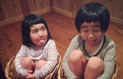 日本の無邪気な兄と妹の笑顔がネットで人気