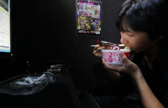 日本「ネットカフェ難民」　わずか3平方Mの空間で生活