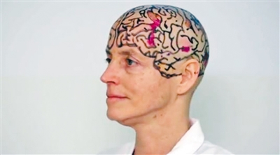 米国の女性教授 脳の神経解剖の讲义でスキン