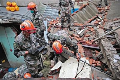 地震で倒壊したビルの廃墟で、中国人民解放軍第14師団地震災害救援隊の隊員約30人が、携帯型生命探知機などを携え、生存者の捜索活動にあたった。（28日、カトマンズ市内）