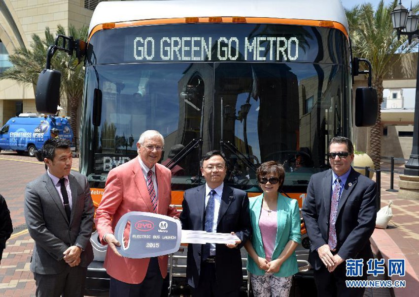 4月30日、米国ロサンゼルス市でロサンゼルス郡都市圏輸送当局（ LACMTA）に大型電気バスK9を引き渡す比亜迪（BYD）の董事長兼総裁の王伝福氏（中央）。