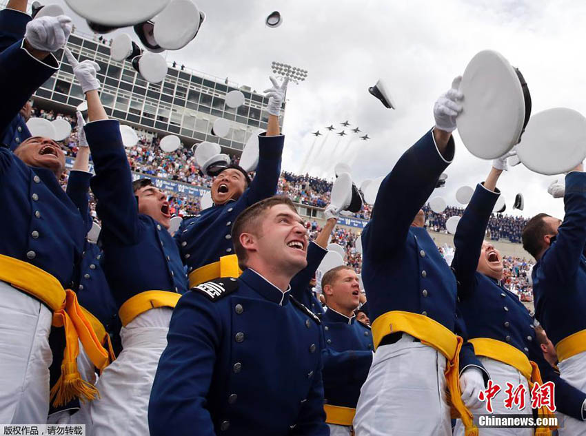 米空軍士官学校で卒業式 恒例の帽子投げが壮観--人民網日本語版--人民日報