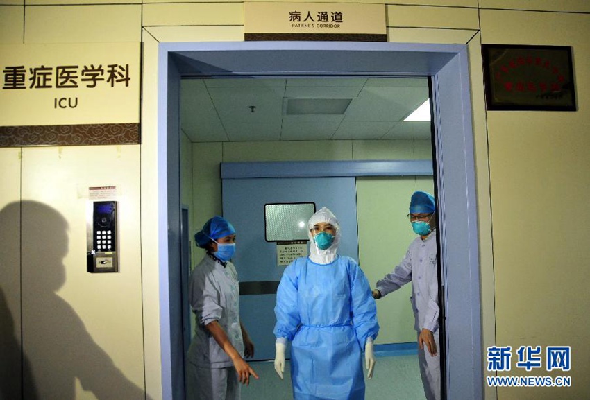 1日、防護服を着た恵州市中心人民病院重症医学科（ICU）の医療関係者。