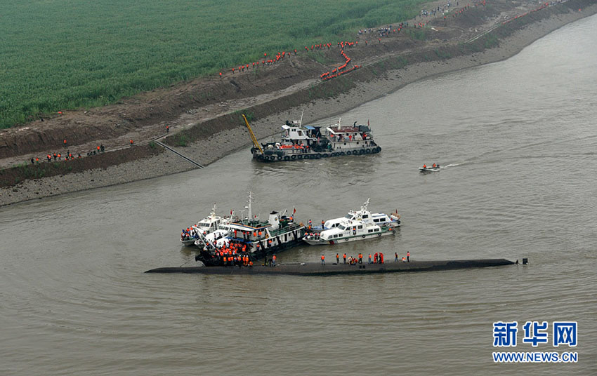 2日、空中から撮影した長江客船転覆の救援現場。