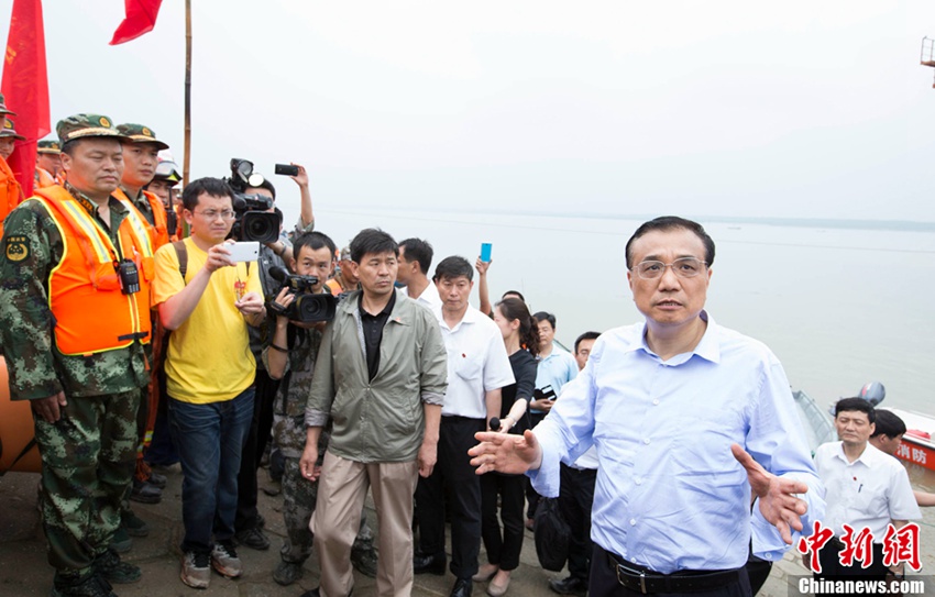 李克強総理が長江客船転覆現場で救援作業を指揮