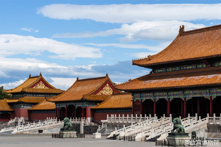 雨上がりの北京 青い空と金色の故宫の写真が