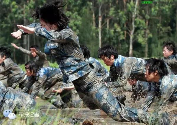 泥の中で厳しい訓練を行う中国の女性兵士の美しさ