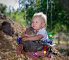 心温まる赤ちゃんと猫の写真