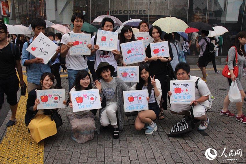 東京の街角で「中日友好フリーハグ」活動を行う中日の青年たち