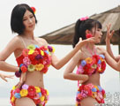 中国版「AKB48」東湖海水浴場で生花のビギニ姿で熱いダンス