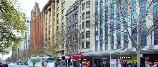 中国人に購入されたメルボルンの最も賑やかなショッピング街スワンストンストリートにある8階建てのビル